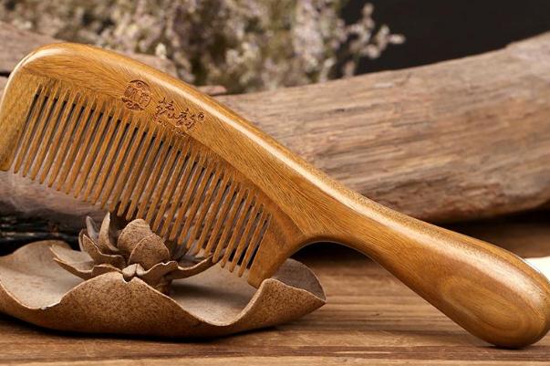 木梳子要經(jīng)常洗嗎 木質(zhì)的梳子什么樣的好 木梳子要經(jīng)常洗嗎 木質(zhì)的梳子什么樣的好