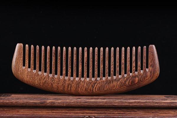 木梳可以用精油保養(yǎng)嗎 木梳能送人嗎 木梳可以用精油保養(yǎng)嗎 木梳能送人嗎