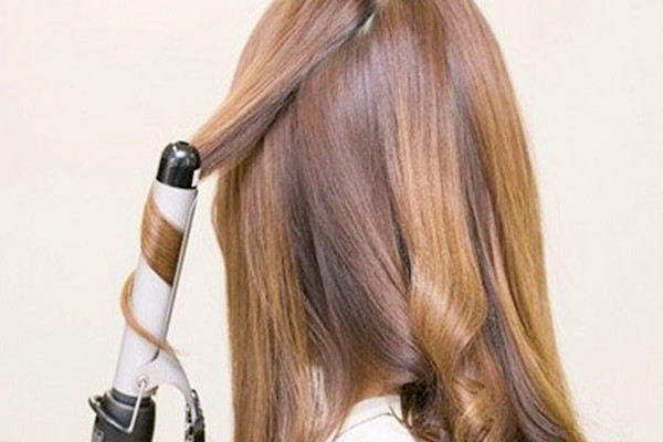 卷發(fā)棒對(duì)頭發(fā)有沒有傷害 卷發(fā)棒為什么會(huì)傷頭發(fā) 卷發(fā)棒對(duì)頭發(fā)有沒有傷害 卷發(fā)棒為什么會(huì)傷頭發(fā)