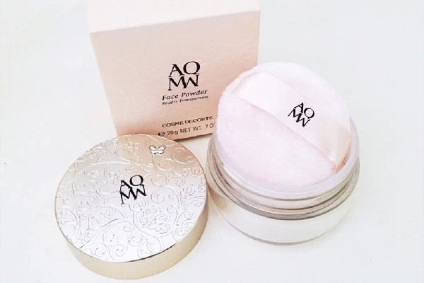 蜜粉用粉撲好還是刷子 蜜粉用什么工具上好 蜜粉用粉撲好還是刷子 蜜粉用什么工具上好