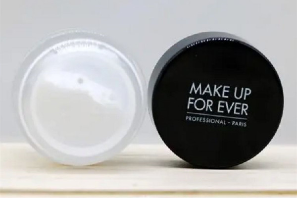 蜜粉用粉撲好還是刷子 蜜粉用什么工具上好 蜜粉用粉撲好還是刷子 蜜粉用什么工具上好