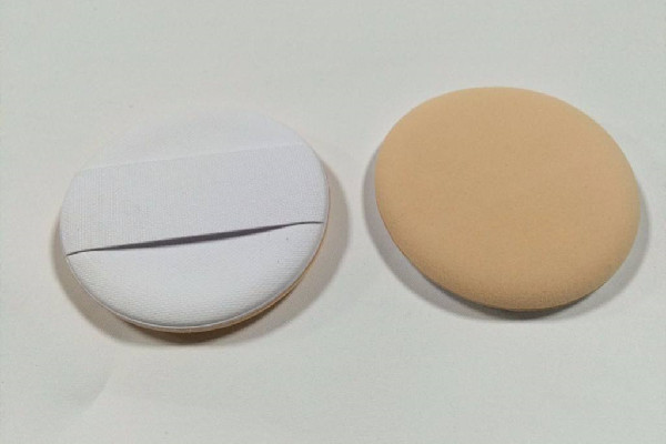 蜜粉撲和粉撲的區(qū)別 蜜粉撲可以上粉底液嗎 蜜粉撲和粉撲的區(qū)別 蜜粉撲可以上粉底液嗎