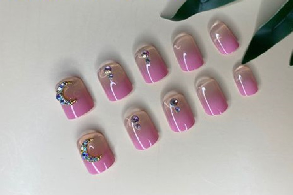 穿戴甲對指甲有傷害嗎 穿戴甲怎么戴才能更牢固 穿戴甲對指甲有傷害嗎 穿戴甲怎么戴才能更牢固