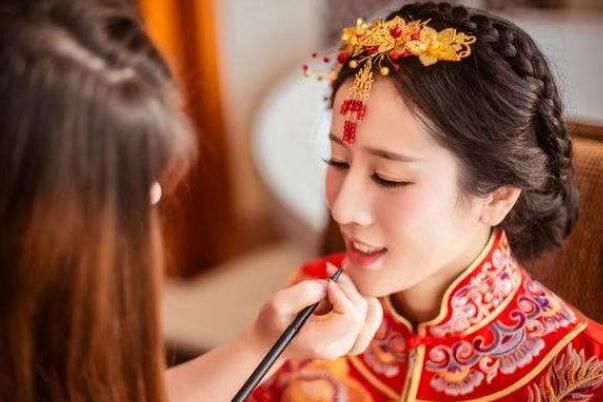 出嫁時(shí)為什么要兄弟背出門 姐姐出嫁弟弟全班男同學(xué)來送親 出嫁時(shí)為什么要兄弟背出門 姐姐出嫁弟弟全班男同學(xué)來送親