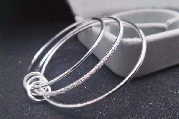 銀手鐲戴了對身體有好處嗎 銀手鐲是純銀的好還是足銀的好 銀手鐲戴了對身體有好處嗎 銀手鐲是純銀的好還是足銀的好