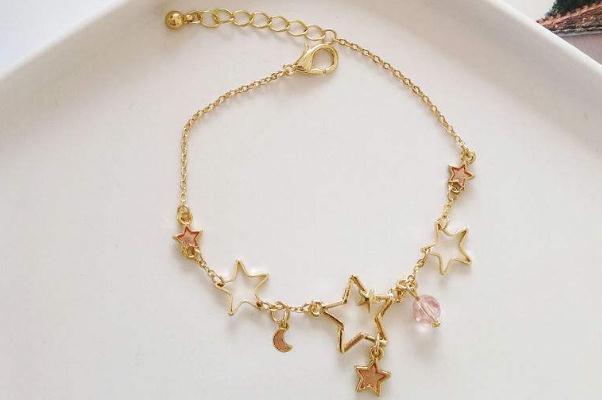 手鏈?zhǔn)裁磁谱颖容^好 手鏈戴哪個(gè)手比較好 手鏈?zhǔn)裁磁谱颖容^好 手鏈戴哪個(gè)手比較好