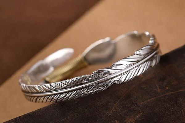 銀手鐲戴了對(duì)身體有好處嗎 銀手鐲是純銀的好還是足銀的好 銀手鐲戴了對(duì)身體有好處嗎 銀手鐲是純銀的好還是足銀的好