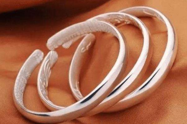 銀手鐲戴了對身體有好處嗎 銀手鐲是純銀的好還是足銀的好 銀手鐲戴了對身體有好處嗎 銀手鐲是純銀的好還是足銀的好