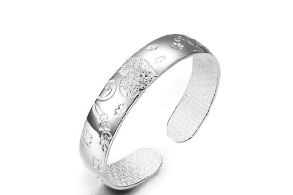 銀手鐲孕婦可以帶嗎 銀手鐲有劃痕了怎么可以復(fù)原 銀手鐲孕婦可以帶嗎 銀手鐲有劃痕了怎么可以復(fù)原