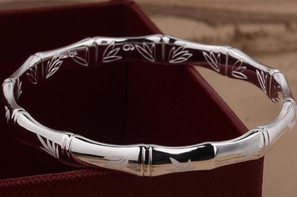 銀手鐲會越戴越亮嗎 為什么銀手鐲越戴越亮 銀手鐲會越戴越亮嗎 為什么銀手鐲越戴越亮