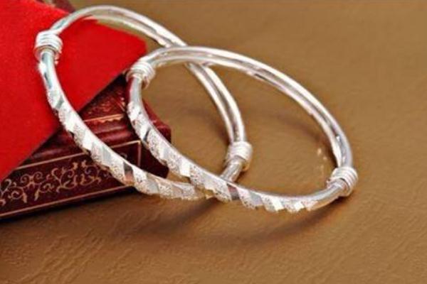 銀手鐲可以戴著洗澡嗎 銀手鐲可以碰水嗎 銀手鐲可以戴著洗澡嗎 銀手鐲可以碰水嗎