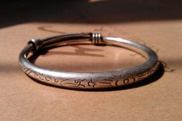 銀手鐲會越戴越亮嗎 為什么銀手鐲越戴越亮 銀手鐲會越戴越亮嗎 為什么銀手鐲越戴越亮