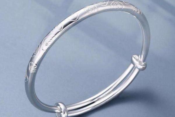 銀手鐲會越戴越亮嗎 為什么銀手鐲越戴越亮 銀手鐲會越戴越亮嗎 為什么銀手鐲越戴越亮