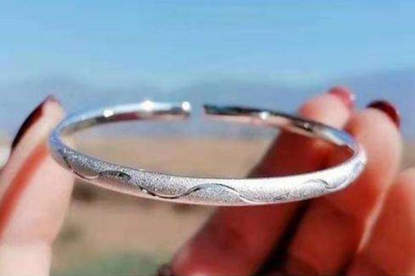 銀手鐲可以戴著洗澡嗎 銀手鐲可以碰水嗎 銀手鐲可以戴著洗澡嗎 銀手鐲可以碰水嗎