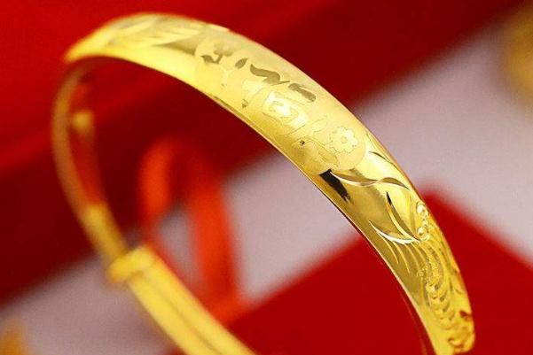 金手鐲戴在哪個(gè)手上比較好 金手鐲戴多重的比較好 金手鐲戴在哪個(gè)手上比較好 金手鐲戴多重的比較好