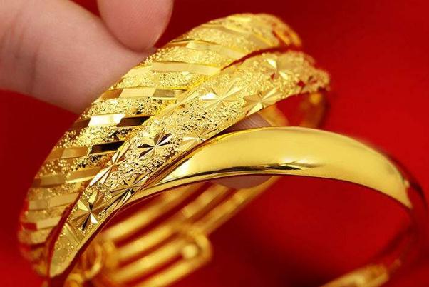 金手鐲是千足金還是萬(wàn)足金 金手鐲是空心的么 金手鐲是千足金還是萬(wàn)足金 金手鐲是空心的么