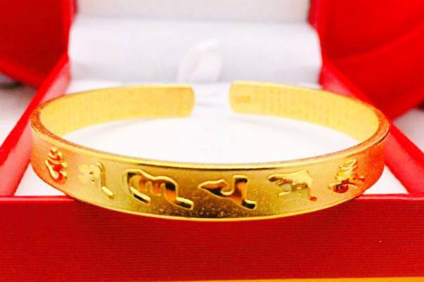 金手鐲是千足金還是萬(wàn)足金 金手鐲是空心的么 金手鐲是千足金還是萬(wàn)足金 金手鐲是空心的么