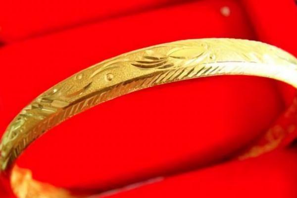 金手鐲戴在哪個(gè)手上比較好 金手鐲戴多重的比較好 金手鐲戴在哪個(gè)手上比較好 金手鐲戴多重的比較好