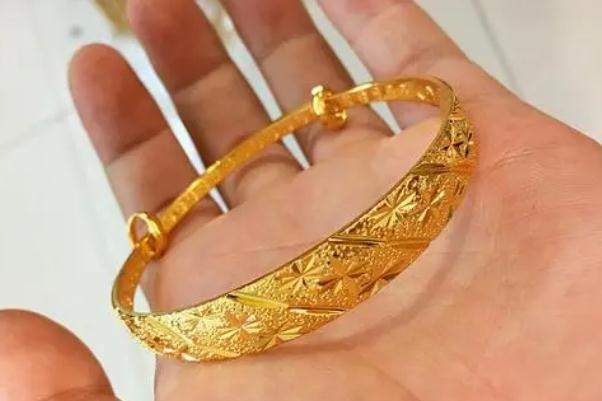 金手鐲戴在哪個(gè)手上比較好 金手鐲戴多重的比較好 金手鐲戴在哪個(gè)手上比較好 金手鐲戴多重的比較好