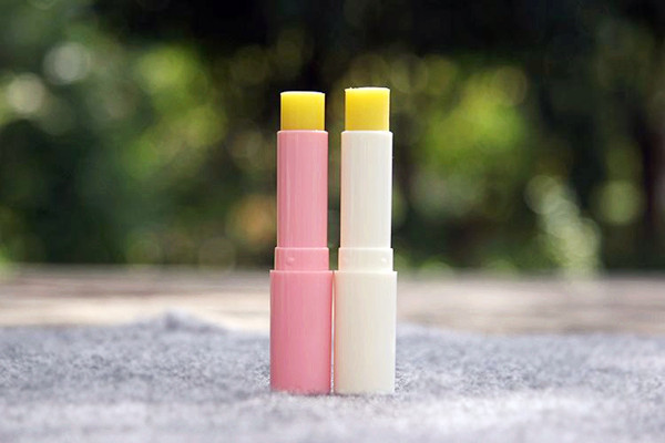 潤(rùn)唇膏的保質(zhì)期是多久 潤(rùn)唇膏過(guò)期了能不能用 潤(rùn)唇膏的保質(zhì)期是多久 潤(rùn)唇膏過(guò)期了能不能用