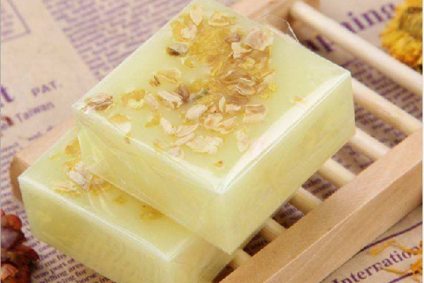 手工皂和普通香皂的區(qū)別 手工皂適合敏感肌嗎 手工皂和普通香皂的區(qū)別 手工皂適合敏感肌嗎