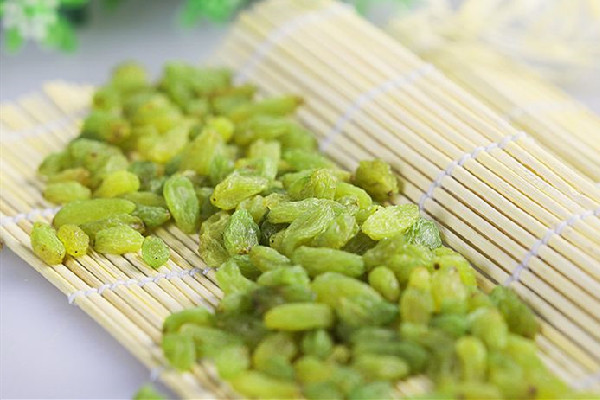 葡萄干可以做哪些美食 葡萄干可以泡酒喝嗎 葡萄干可以做哪些美食 葡萄干可以泡酒喝嗎