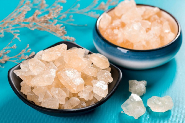 冰糖是用什么原材料做的 冰糖是蔗糖嗎 冰糖是用什么原材料做的 冰糖是蔗糖嗎