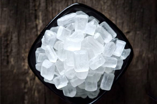 冰糖和白砂糖的區(qū)別 冰糖甜還是白糖甜 冰糖和白砂糖的區(qū)別 冰糖甜還是白糖甜