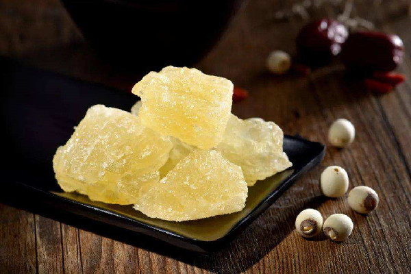 冰糖是用什么原材料做的 冰糖是蔗糖嗎 冰糖是用什么原材料做的 冰糖是蔗糖嗎