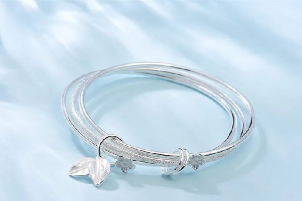 銀飾發(fā)黑怎么清理 銀飾發(fā)黑用牙膏清洗可以嗎 銀飾發(fā)黑怎么清理 銀飾發(fā)黑用牙膏清洗可以嗎