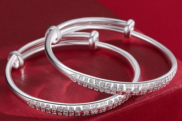 銀飾發(fā)黑怎么清理 銀飾發(fā)黑用牙膏清洗可以嗎 銀飾發(fā)黑怎么清理 銀飾發(fā)黑用牙膏清洗可以嗎