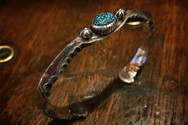 銀飾戴左手還是右手好 銀飾戴久了有靈性嗎 銀飾戴左手還是右手好 銀飾戴久了有靈性嗎