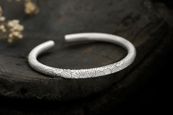 銀飾是不是越戴越亮 銀飾怎么戴不會(huì)變黑 銀飾是不是越戴越亮 銀飾怎么戴不會(huì)變黑