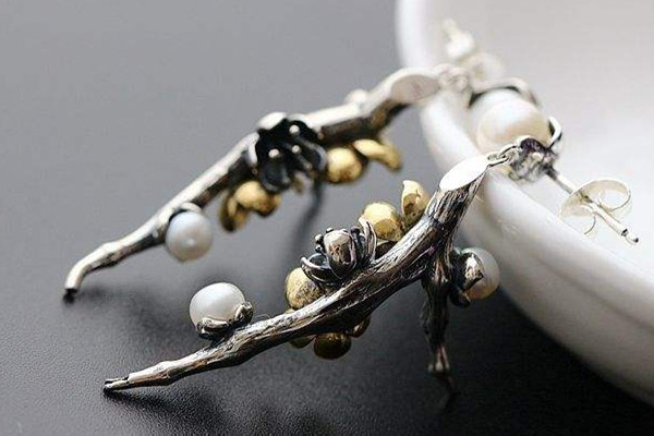 銀飾戴左手還是右手好 銀飾戴久了有靈性嗎 銀飾戴左手還是右手好 銀飾戴久了有靈性嗎