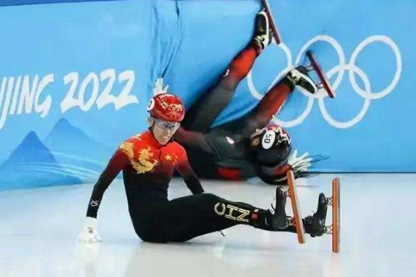 看短道速滑太需要強(qiáng)心臟了 短道速滑對(duì)運(yùn)動(dòng)員的力量素質(zhì)要求 看短道速滑太需要強(qiáng)心臟了 短道速滑對(duì)運(yùn)動(dòng)員的力量素質(zhì)要求