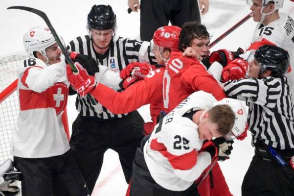 俄羅斯瑞士冰球場干架裁判遭誤傷 冰球比賽可以打架嗎 俄羅斯瑞士冰球場干架裁判遭誤傷 冰球比賽可以打架嗎