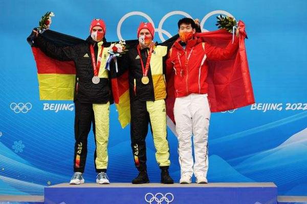 閆文港領獎時反復確認國旗是正面的 鋼架雪車最高時速多少 閆文港領獎時反復確認國旗是正面的 鋼架雪車最高時速多少