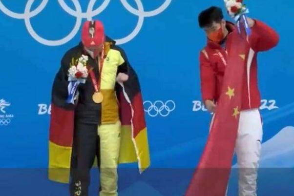 閆文港領獎時反復確認國旗是正面的 鋼架雪車最高時速多少 閆文港領獎時反復確認國旗是正面的 鋼架雪車最高時速多少