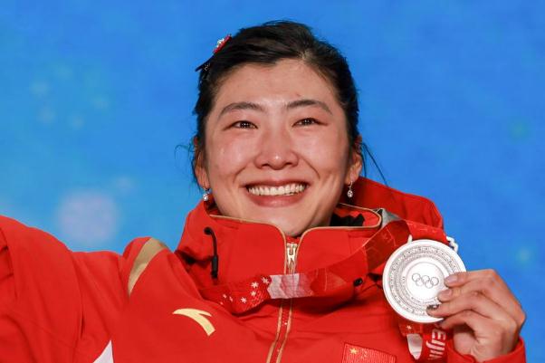 谷愛凌蘇翊鳴再登場(chǎng)徐夢(mèng)桃沖金 滑雪穿什么衣服合適