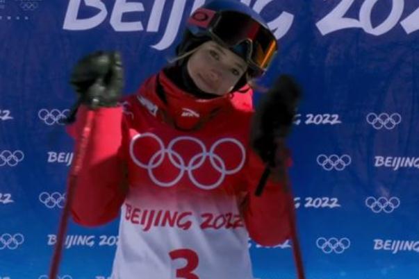 被谷愛凌歪頭wink可愛到了 谷愛凌57.28分 被谷愛凌歪頭wink可愛到了 谷愛凌57.28分