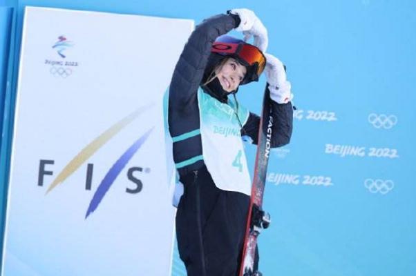 谷愛凌又做鬼臉了 滑雪運(yùn)動(dòng)員嘴里咬的是什么 谷愛凌又做鬼臉了 滑雪運(yùn)動(dòng)員嘴里咬的是什么