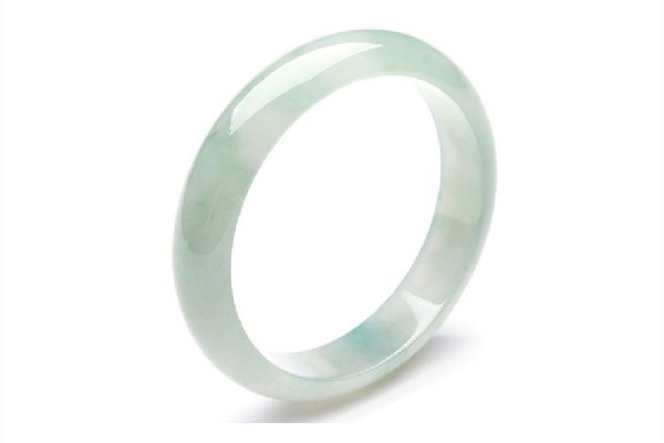 玉鐲子是買白色的好還是買綠色的好 玉鐲子什么樣的好 玉鐲子是買白色的好還是買綠色的好 玉鐲子什么樣的好