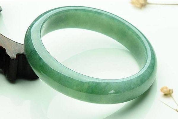 玉鐲子會越戴越亮嗎 玉鐲子戴久了會有什么變化 玉鐲子會越戴越亮嗎 玉鐲子戴久了會有什么變化