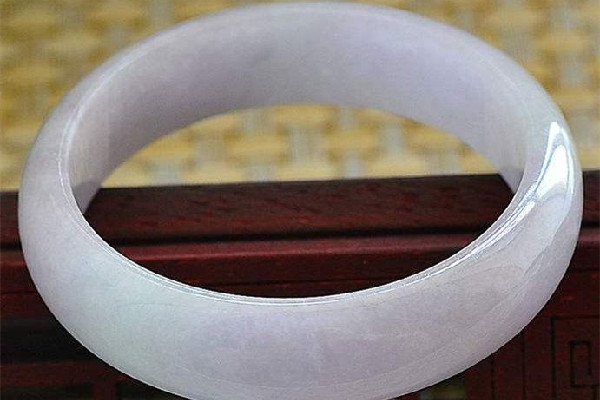 玉鐲子睡覺的時候要摘下來嗎 玉鐲子要一直戴著嗎 玉鐲子睡覺的時候要摘下來嗎 玉鐲子要一直戴著嗎