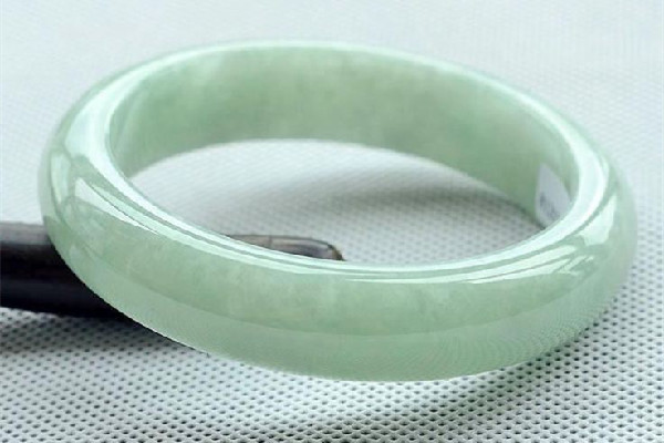 玉鐲子怎么辨別真假 玉鐲子會有氣泡嗎 玉鐲子怎么辨別真假 玉鐲子會有氣泡嗎