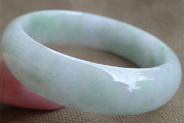 玉鐲子睡覺的時候要摘下來嗎 玉鐲子要一直戴著嗎 玉鐲子睡覺的時候要摘下來嗎 玉鐲子要一直戴著嗎