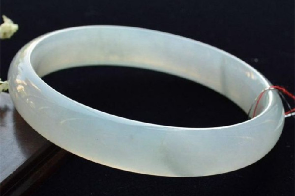 玉鐲子會越戴越亮嗎 玉鐲子戴久了會有什么變化 玉鐲子會越戴越亮嗎 玉鐲子戴久了會有什么變化