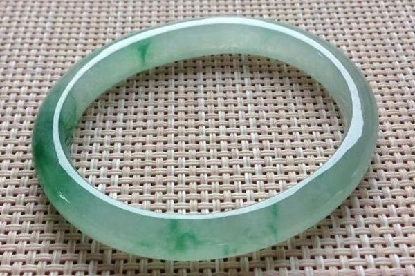 玉鐲子會越戴越亮嗎 玉鐲子戴久了會有什么變化 玉鐲子會越戴越亮嗎 玉鐲子戴久了會有什么變化