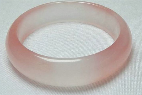 玉鐲子是買白色的好還是買綠色的好 玉鐲子什么樣的好 玉鐲子是買白色的好還是買綠色的好 玉鐲子什么樣的好