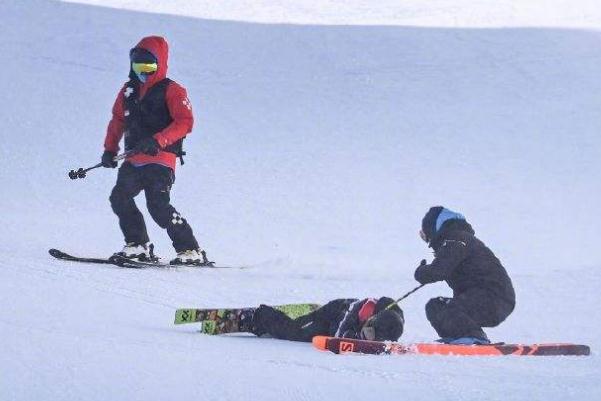 張可欣摔倒站起后全場(chǎng)掌聲 滑雪摔倒怎么站起來 張可欣摔倒站起后全場(chǎng)掌聲 滑雪摔倒怎么站起來